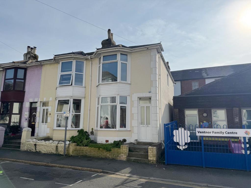 Lot: 108 - TOWN CENTRE HOUSE FOR INVESTMENT OR OWNER OCCUPATION - The Front of the House from Albert Street.